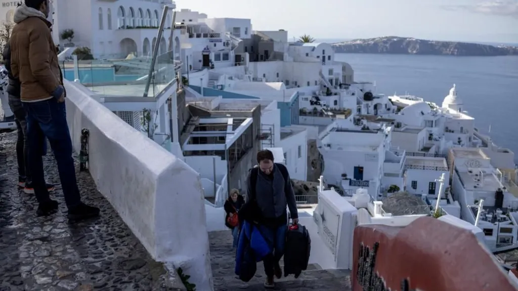 Thousands evacuate Santorini amid earthquake fears US